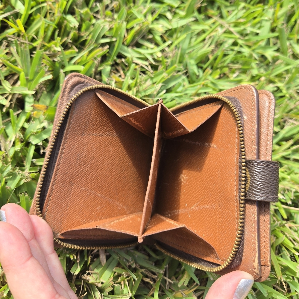Louis Vuitton Wallet & Key Holder Bundle – Monogram & Damier – Vintage Pre-Loved - Picture 8 of 16
